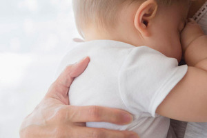 Не трясите ребенка. Специалист поясняет, почему мы неправильно успокаиваем детей