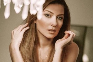 Жанна Бадоєва засвітила стегно з-під сорочки