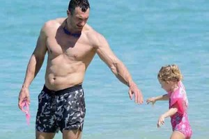Вылитая мама: В сеть попали фото Владимира Кличко с 4-летней дочерью на отдыхе