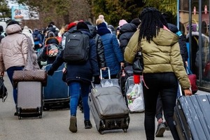 Украине необходимо вернуть своих беженок из Европы для спасения экономики - Bloomberg