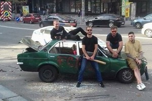 Необычный перфоманс. В центре Киева битами разгромили автомобиль, припаркованный на тротуаре