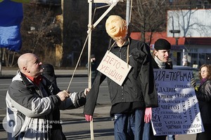 Повешенный Путин и новый пикет под посольством РФ