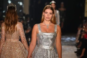 Широкоплечая племянница принцессы Дианы вышла на подиум