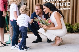 Меган, Гарри и ма-а-аленький животик. Появились первые фото официально герцогини 