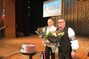 Скрипка на благотворительном концерте собрал деньги на церковь в Волновахе