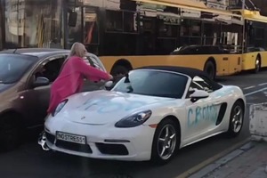 Видео дня: блондинка топором изрубила Porsche в центре Киева