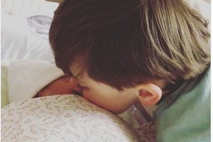 Супруга Омеляна выложила первое селфи новорожденной и назвала ее имя