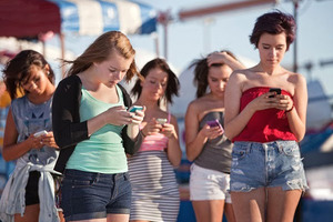 Многочасовое использование смартфона может довести до суицида – исследование