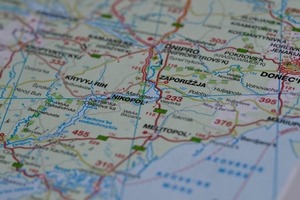 Європою ходять проросійські карти та атласи, де українські Запоріжжя та Херсон позначені як спірна територія. Хто за цим стоїть.