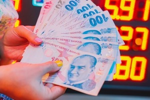 Турецкая лира обновила исторический минимум, достигнув 27,5 лиры за доллар.