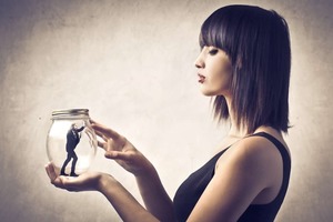 Почему женщины выбирают слабых мужчин и почему это опасно