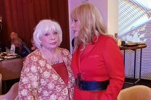 Пугачова вийшла в світ у відвертому червоному вбранні