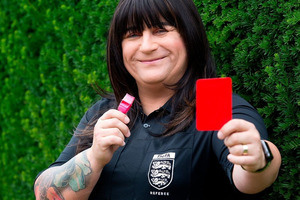 В Великобритании появился первый в мире футбольный судья-трансгендер