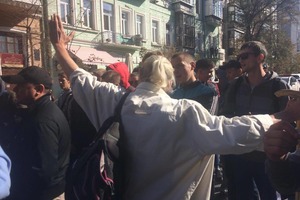 Активисты пытались перекупить митингующих за партию Рабиновича За життя