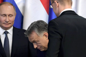 Орбан в черговий раз ставить палиці в колеса ЄС на користь Росії, блокуючи затвердження 13-го пакету санкцій.