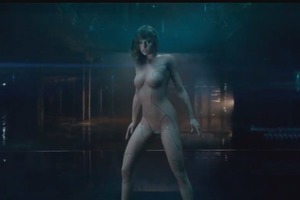 Тейлор Свіфт роздяглася і показала свої протези у новому кліпі