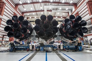 Маск показал мощную ракету Falcon Heavy