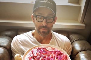 Голливудский актер поздравил жену «ядовитым» тортом