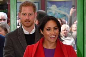 Великолепный животик. Меган Маркл в красном пальто очаровала публику