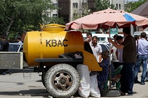 Мухи, грязь и бездомные собаки: в каких условиях готовят уличный квас