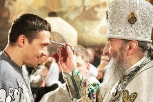 Так и тянет. Усик, призвавший прихожан сидеть дома, сам тайно ходит в церковь