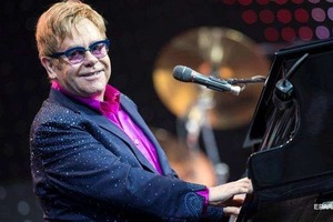 Розлючений Елтон Джон пішов зі сцени через дотики