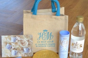 Продажные друзья: гости со свадьбы принца Гарри и Меган Маркл выставили их подарки на торги