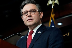 Республіканець Майк Джонсон розкритикував демократа Байдена за недостатні дозволи на використання американського озброєння