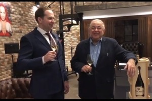 Петросян с бокалом шампанского весело отметил развод