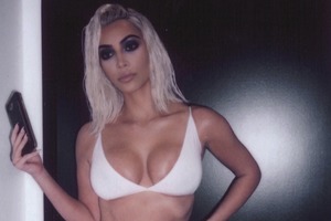 Сексапільна Кім Кардашян похвалилася шикарним бюстом