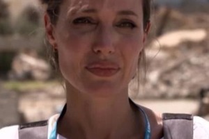 Анджелина Джоли разрыдалась посреди развалин Мосула