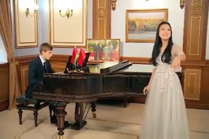 Сын Лукашенко сыграл на рояле и заговорил на китайском, в честь Нового года