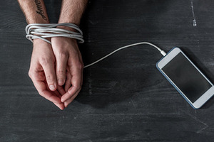 Что будет, если неделю не выпускать из рук телефон (видео)