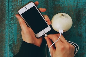 Зарядка телефона від цибулини, яблука або картоплі. Працює чи ні?