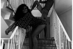 Каменских засветила грудь в глубоком декольте пикантного наряда