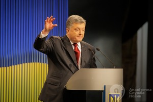 За спиной у Петра Порошенко