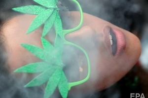 Кури на здоров'я: в Канаді легалізували марихуану