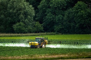 ООН призывает мир отказаться от пестицидов, но Американская торговая палата просит упростить их ввоз в Украину