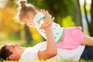 Ямочки, ушки торчком и поза сна: какие черты ребенок унаследует от своего отца