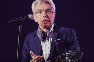 Больной раком телеведущий шокировал публику худобой 