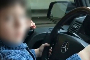 10-летний пацан в Токмаке сам ездит на автомобиле в магазин за покупками 