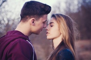 Как целуются представители разных знаков Зодиака