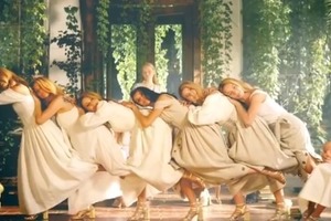 Кароль эротично помесила тесто и почистила кочан в клипе о мужчине мечты