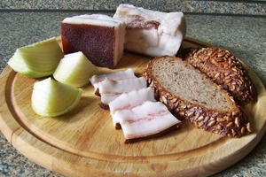 С чем есть сало, чтобы оно приносило пользу и в каком возрасте от него надо отказаться