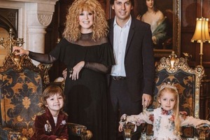  Пугачева и Галкин на День Победы нарядили детей в форму и дали им ракету