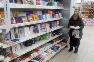Старенька, яка 15 років ходить до супермаркетів заради книжок, стала хітом Мережі