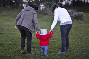 Однополая пара впервые выносила своего ребенка по очереди