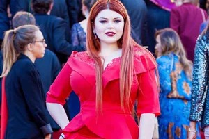 Російська модель plus-size на доріжці в Каннах залишилася в самих трусах