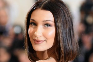 Перед камерою топлес: Белла Хадід показала спокусливе фото