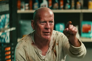 Брюса Уілліса вигнали з аптеки за відказ надіти маску